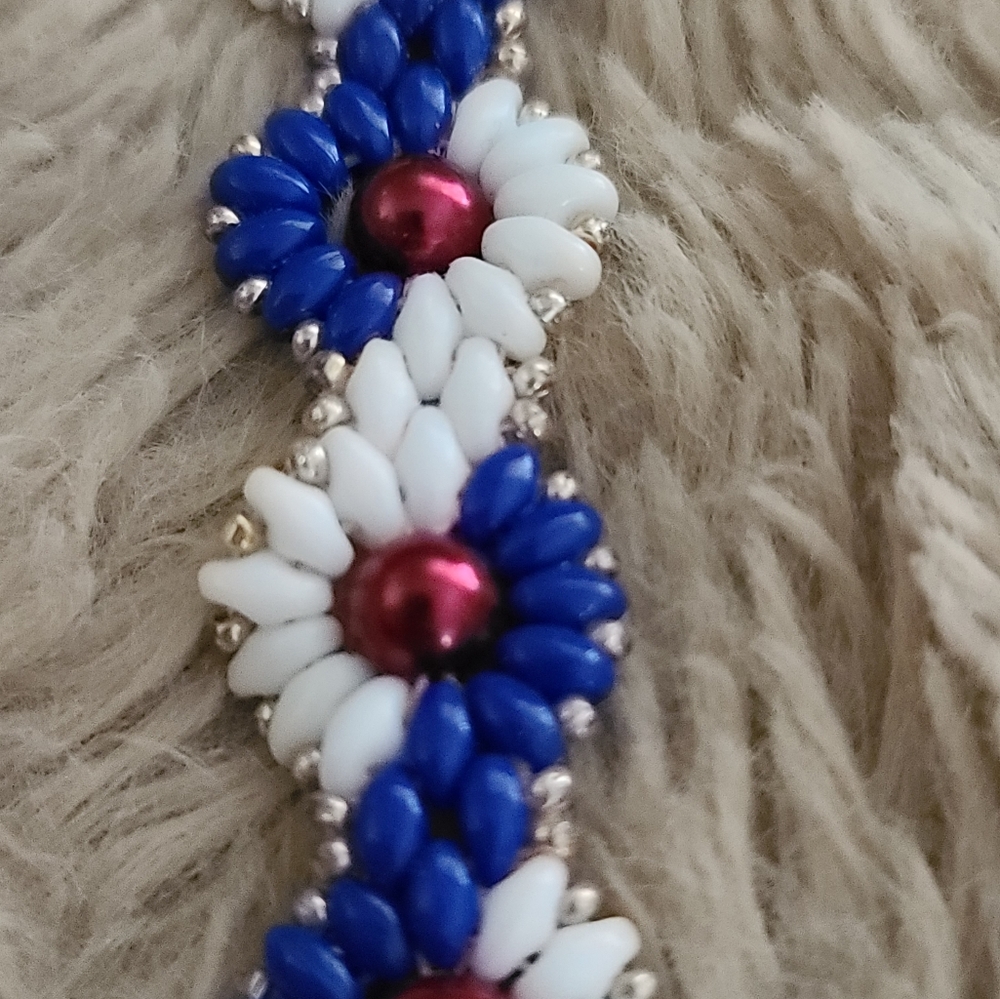 Hand Crafted Daisy Chain Flower Bracelet - Picture 4 of 6